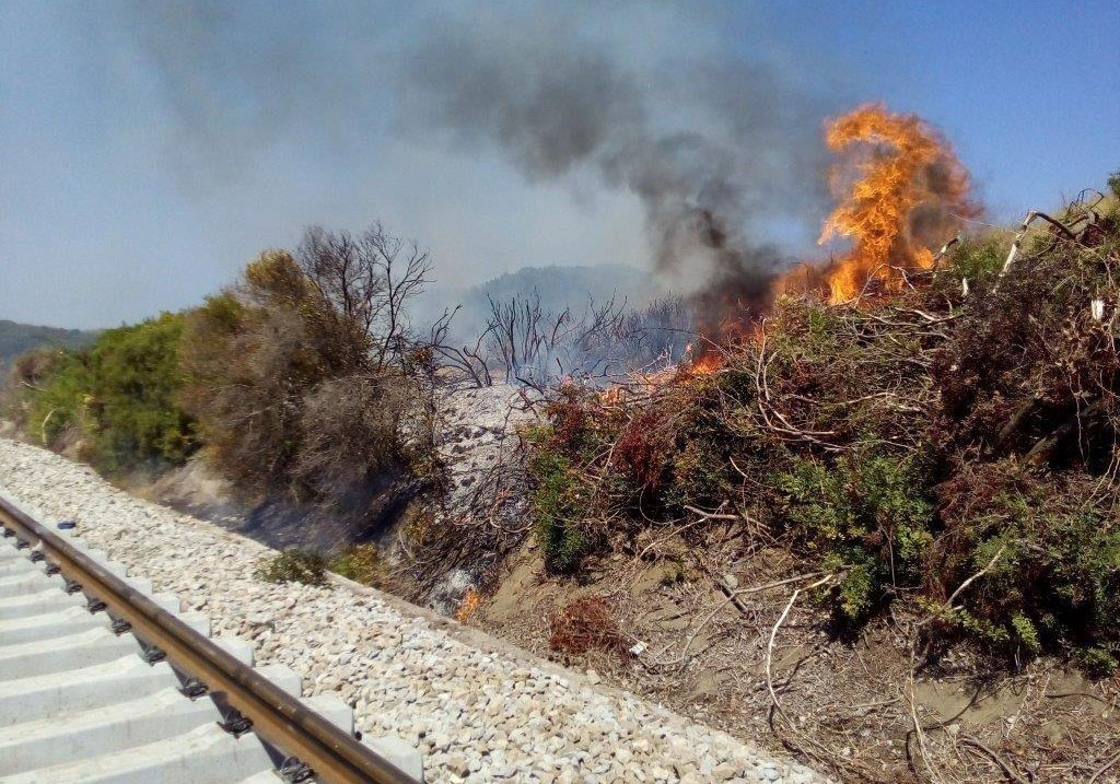 Provoca un incendio lungo la linea ferroviaria a Crucoli, denunciato