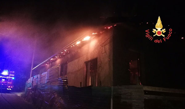 Incendio a Decollatura, a fuoco un capannone agricolo