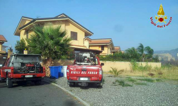 Calabria: Incendio di sterpaglie fra Gallico e Catona, intervengono vigili del fuoco