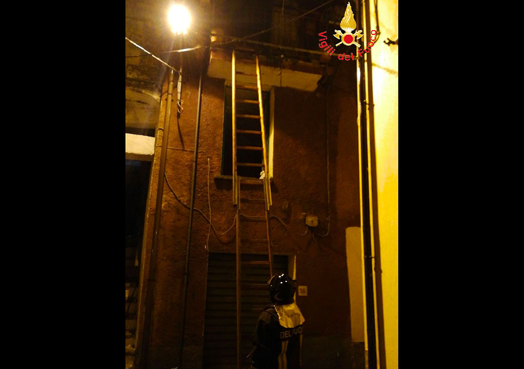 Incendio in una casa di Gasperina nel catanzarese, salva anziana