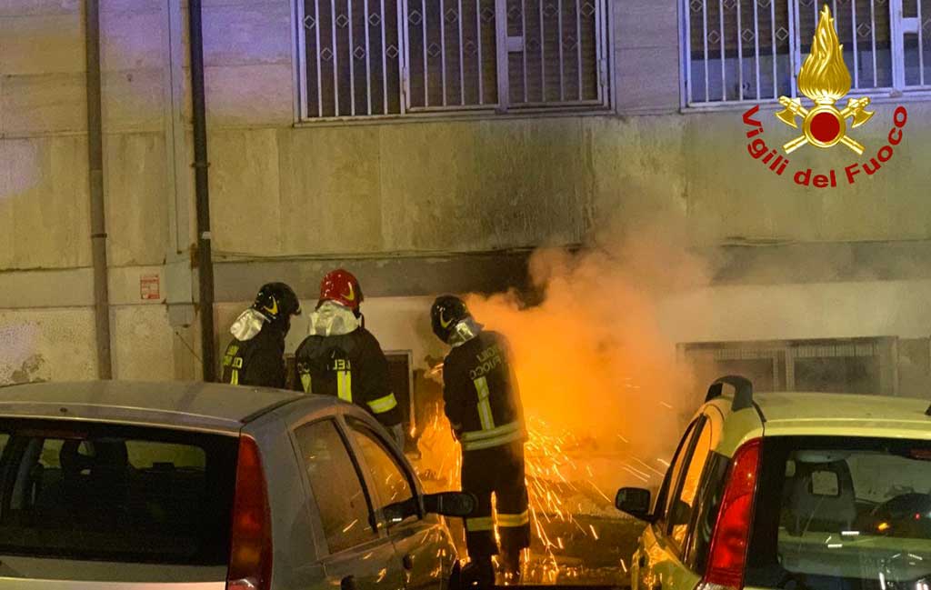 In fiamme magazzino a Cosenza, intervento dei Vigili del Fuoco