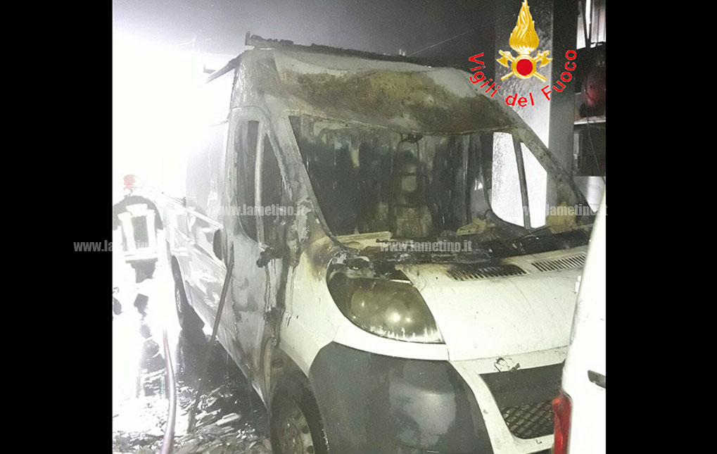 Lamezia: a fuoco magazzino ditta insegne luminose
