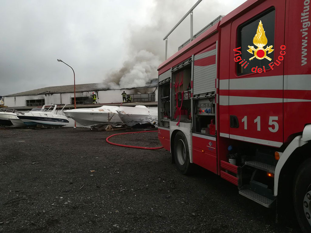 A fuoco capannone cantieri navali a Soverato