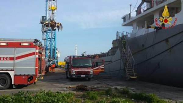 Calabria: Incendio a bordo di una nave mercantile nel porto di Crotone