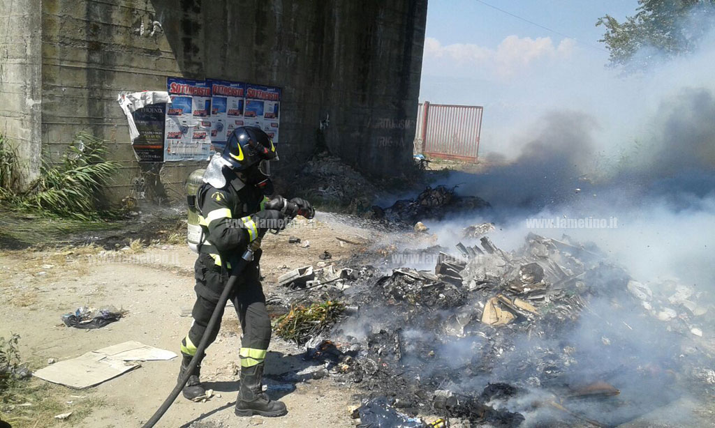 Lamezia: cumuli di rifiuti a fuoco in contrada Palazzo, trovate anche lastre eternit
