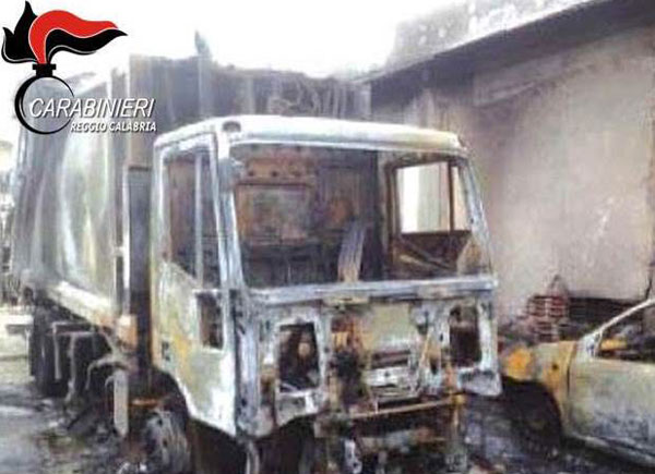 ‘Ndrangheta: incendio a mezzo raccolta rifiuti, un arresto nel reggino