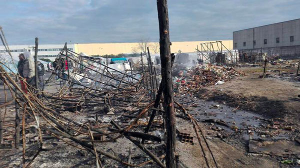 Incendio tendopoli San Ferdinando: aggredita troupe di La7 