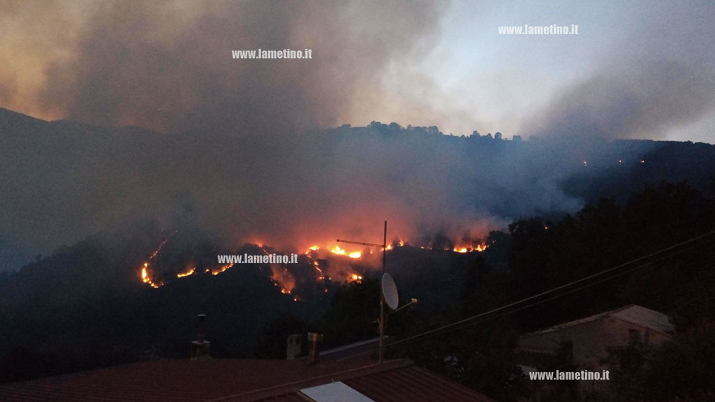 Continua emergenza incendi, fiamme tra San Mazzeo e Lamezia