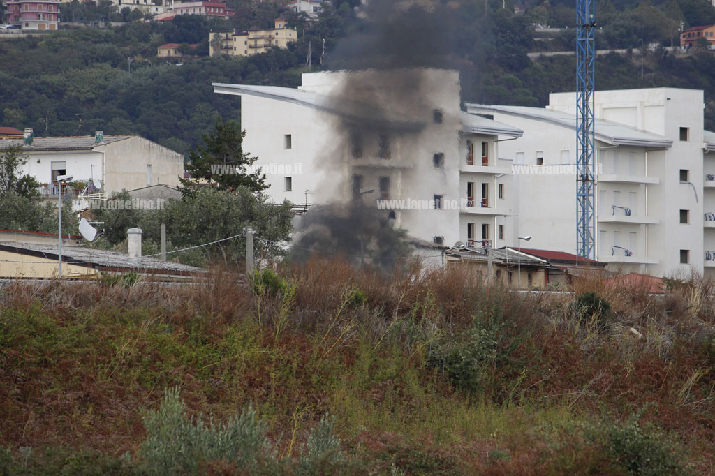Lamezia: nuovo incendio a Scordovillo, forte odore di plastica e gomma bruciata nell’aria