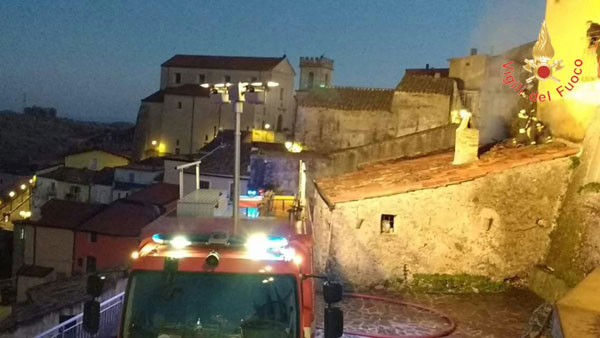 Incendio in magazzino a Sellia: coinvolto anche tetto struttura antico forno