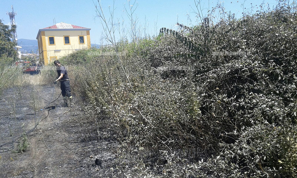 Lamezia: incendio di sterpaglie alla stazione di Sambiase, intervengono vigili del fuoco