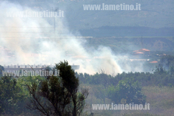 Lamezia: Incendio in terreno su via Perugini vicino Comune