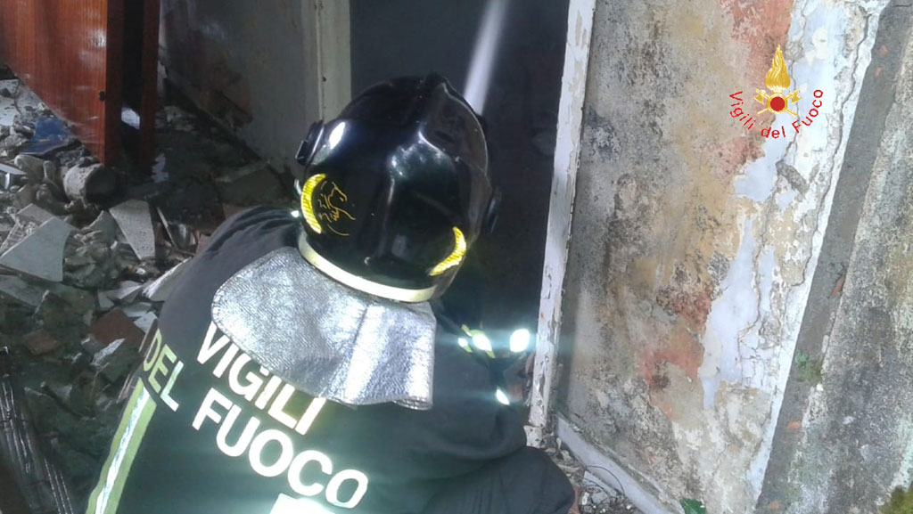 Incendio in casolare abbandonato a Catanzaro, intervengono vigili del fuoco