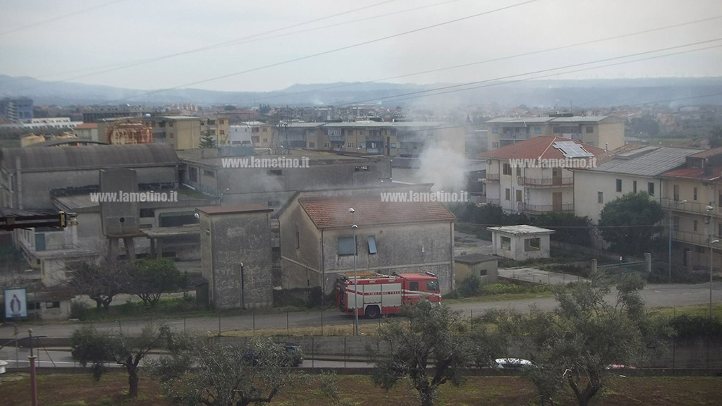 Lamezia, incendio in stabile cantina sociale a Savutano