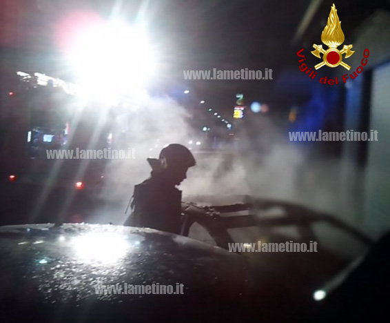 Incendio_auto_vigili_fuoc