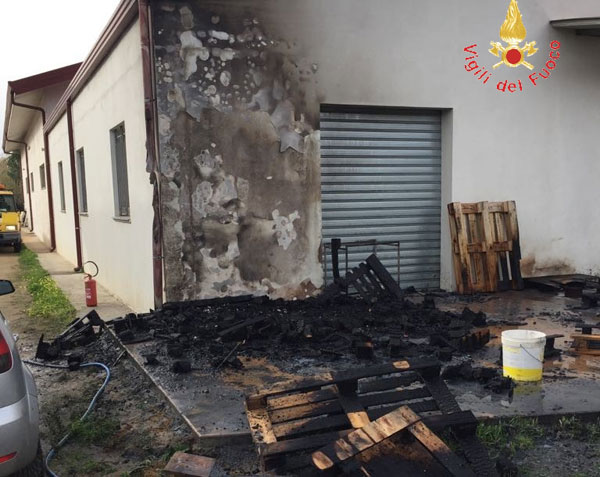Lamezia: incendio a capannone in contrada Maruca, si indaga sulle cause
