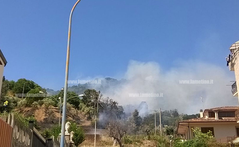 Lamezia, incendio in zona collinare a Sambiase