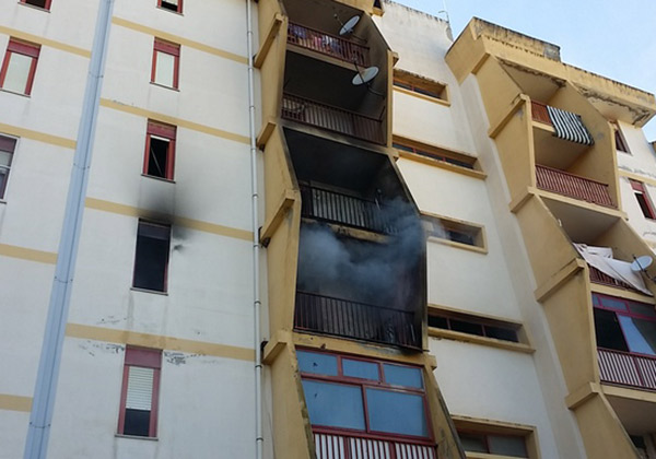 In fiamme due appartamenti in palazzo a Catanzaro, evacuate famiglie
