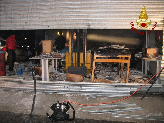 Incendio_deposito_05022012_4