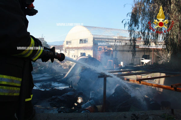 Calabria: Incendio in vecchia fabbrica dismessa a Reggio