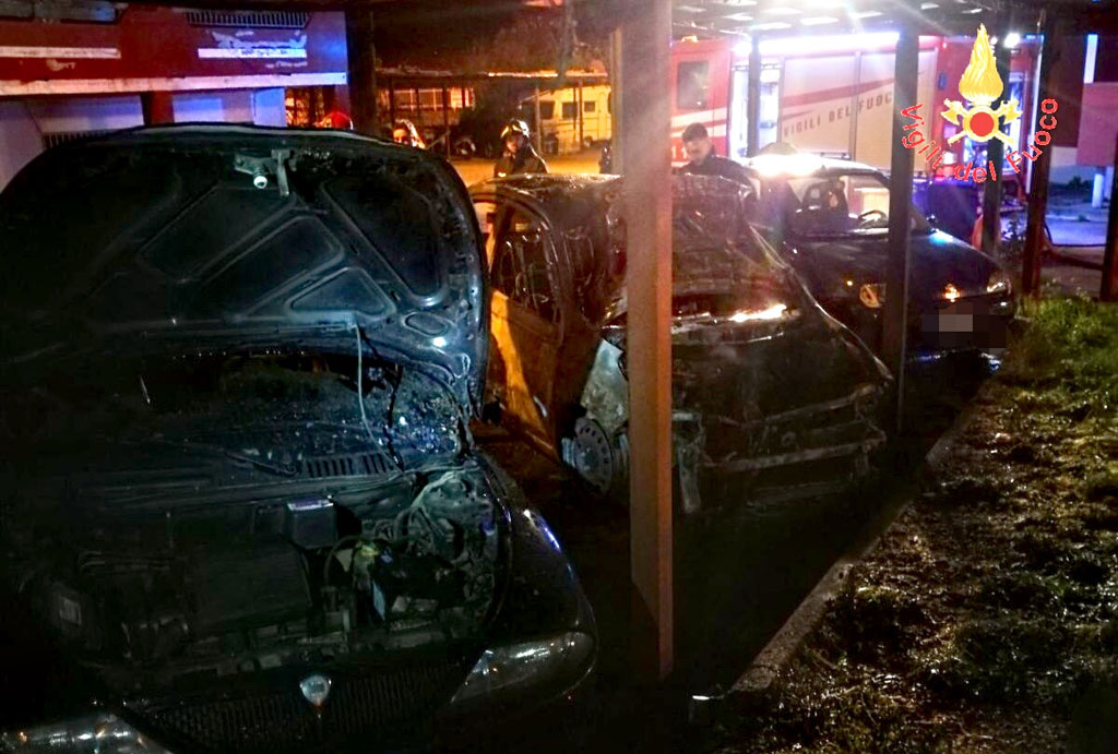 Lamezia, tre auto in fiamme nella notte a Piazza Kennedy