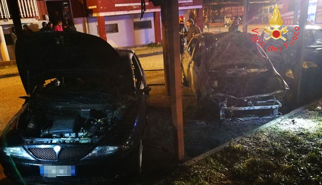 Incendio_tre-auto-piazza-kennedy_2.jpg