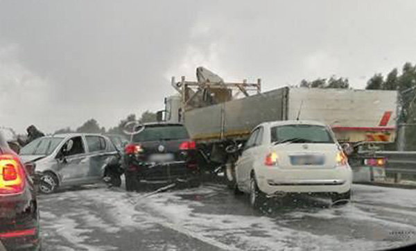 Grandinata sull'A2 provoca maxi incidente, traffico rallentato nel reggino