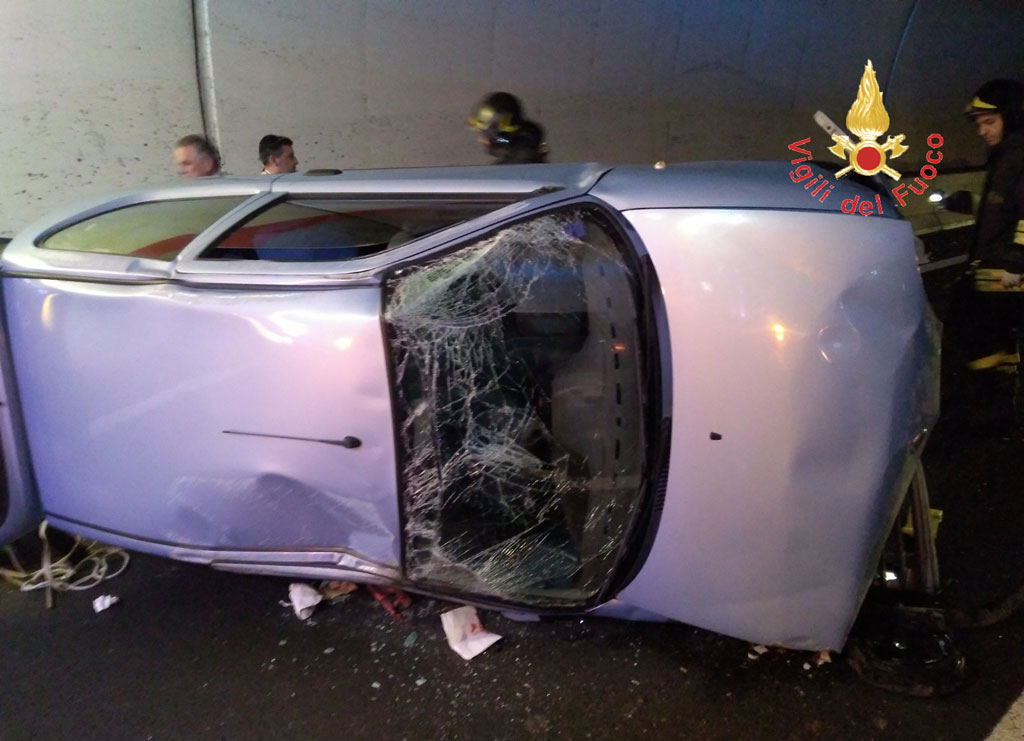 Incidente sulla Ss106 a Borgia: auto si ribalta in galleria, feriti tre giovani
