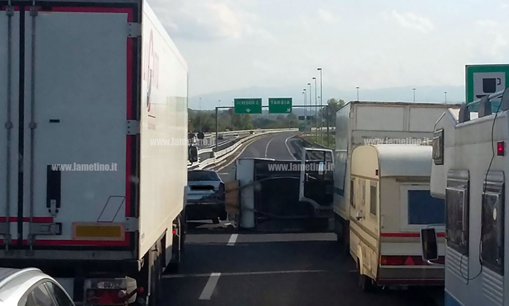 Roulotte si ribalta su A3 nei pressi di Tarsia, rallentamenti al traffico