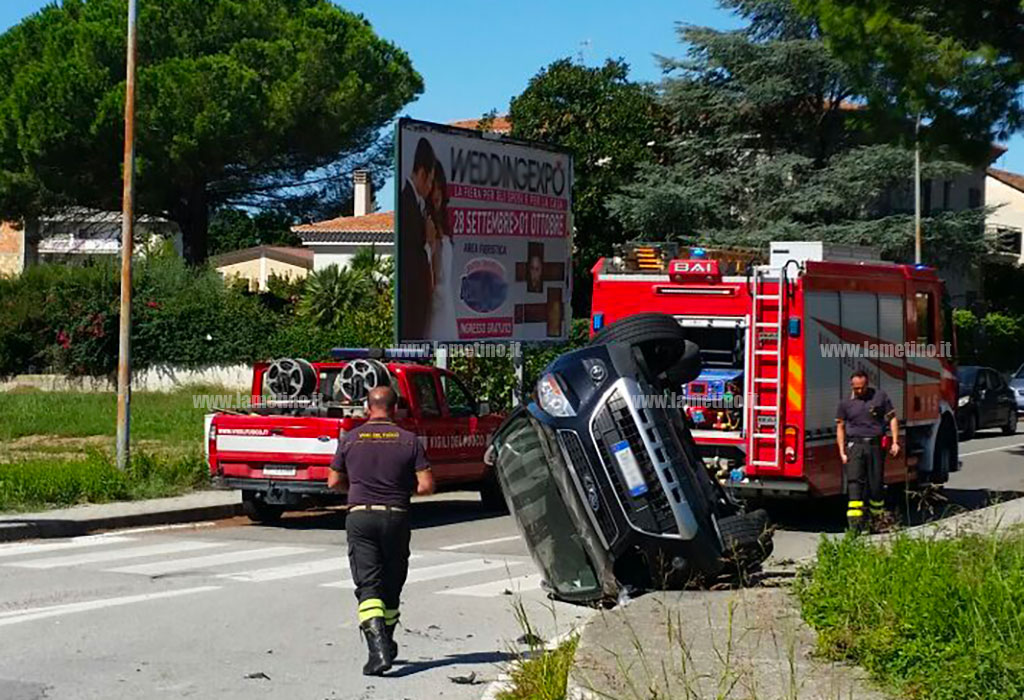 Lamezia, scontro a Sant’Eufemia: auto si cappotta, un ferito