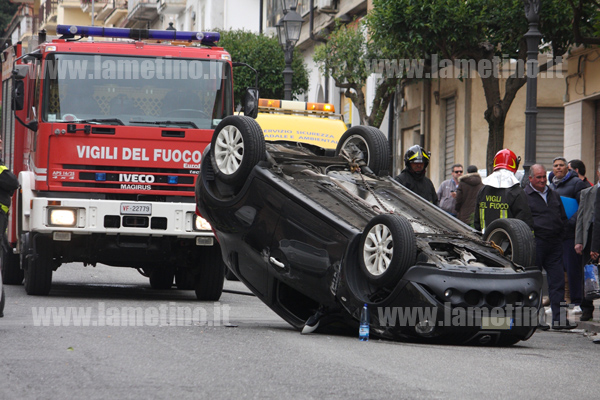 Lamezia: Incidente in via Eroi di Sapri, auto si ribalta