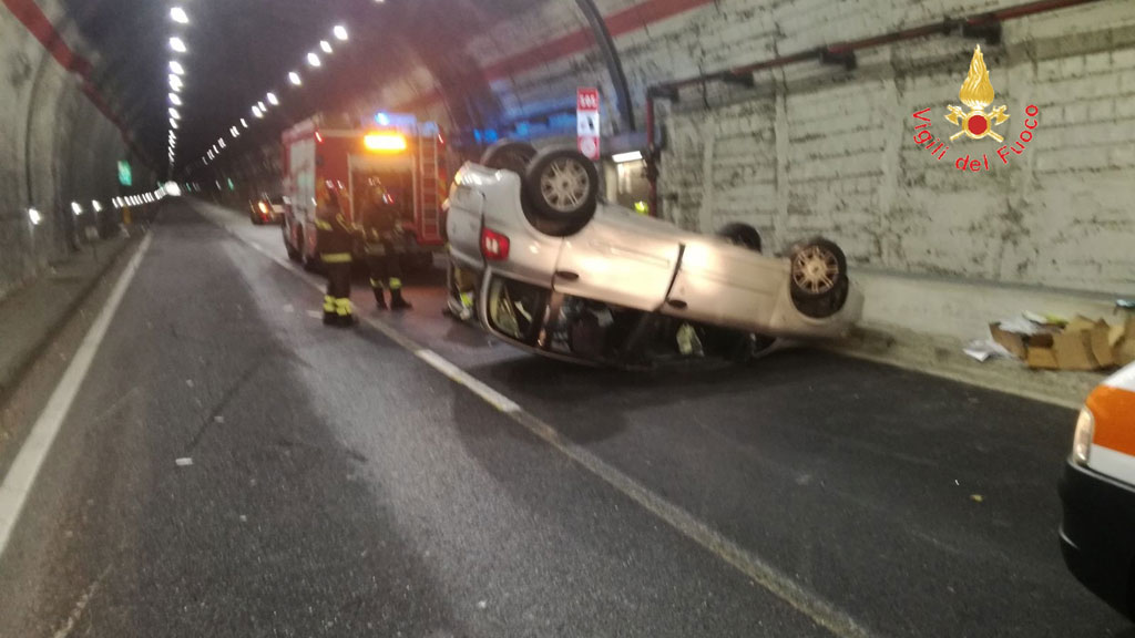 Incidente su Ss280: auto si capotta in galleria Sansinato, un ferito