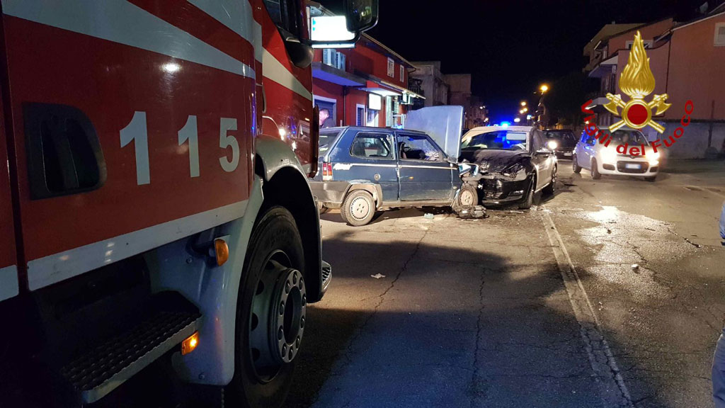 Scontro frontale tra due auto su Ss106 a Locri, cinque feriti