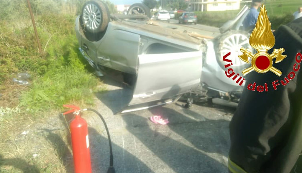 Incidente nel vibonese tra due auto: una si ribalta, un ferito