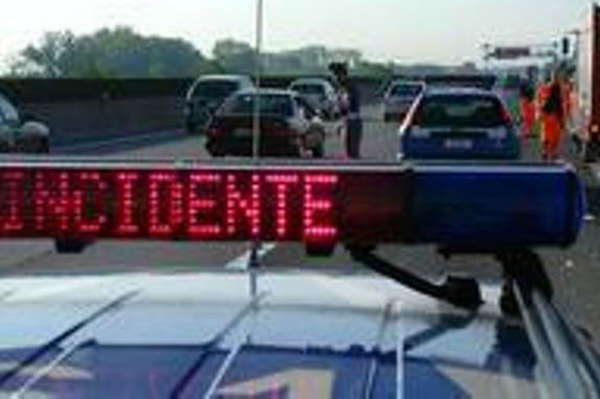 Incidente su SS280 vicino galleria Sansinato, scontro tra due auto