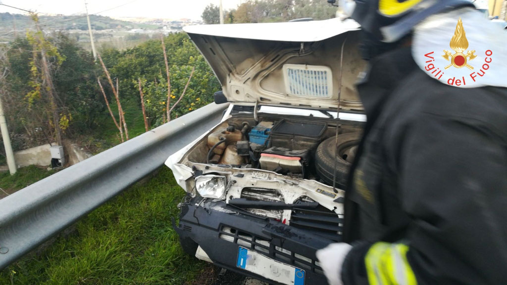 Scontro tra due auto nel catanzarese: tre feriti, uno grave
