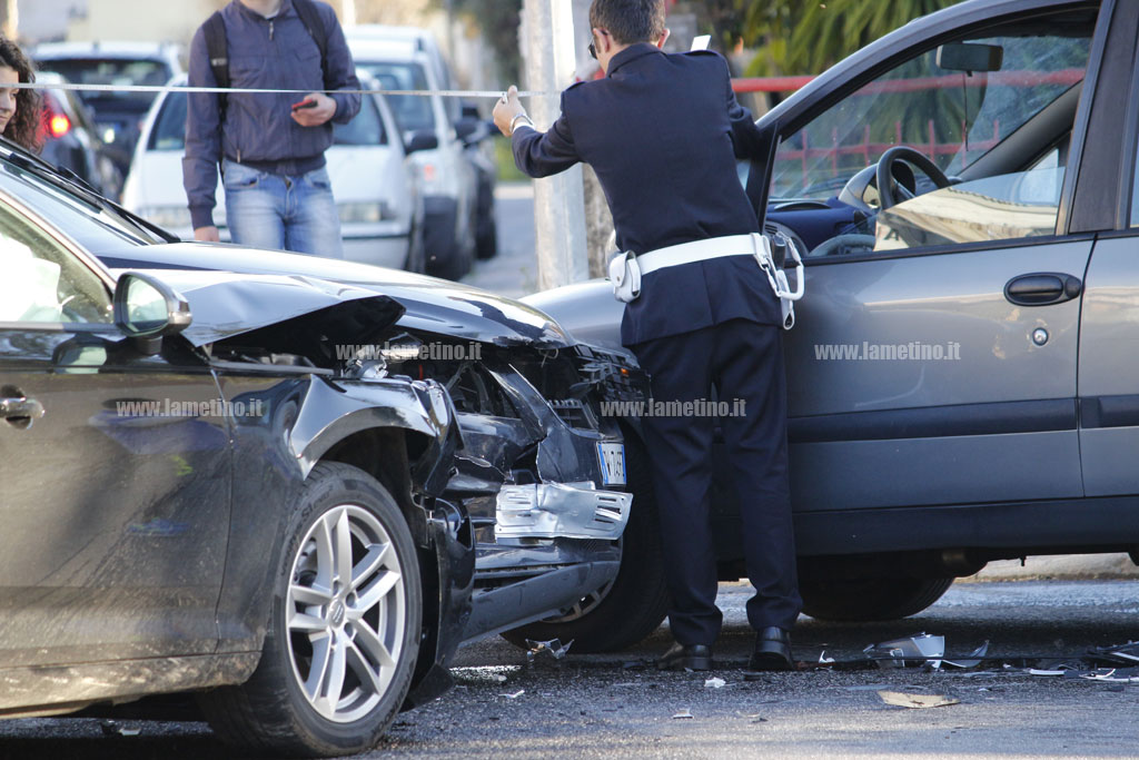 Lamezia: incidente su via Gronchi, una donna ferita