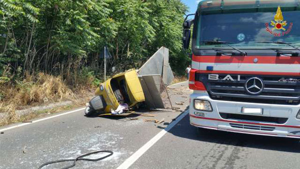Scontro tra auto e motoape su SS 106, feriti  