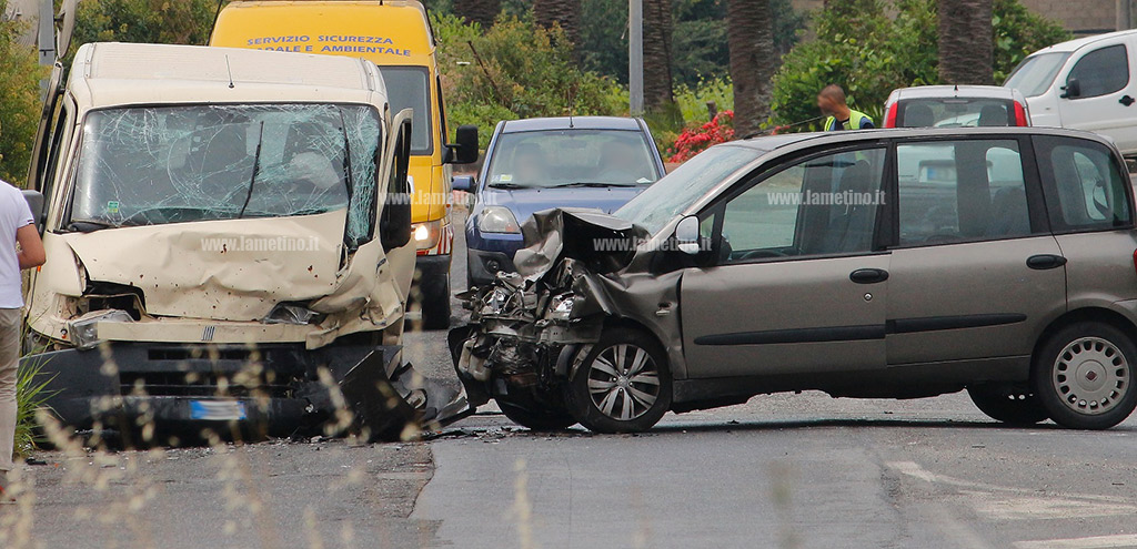 Lamezia: scontro furgone e auto vicino rotatoria tra via Bizantini e via Madre Teresa, 22enne in prognosi riservata
