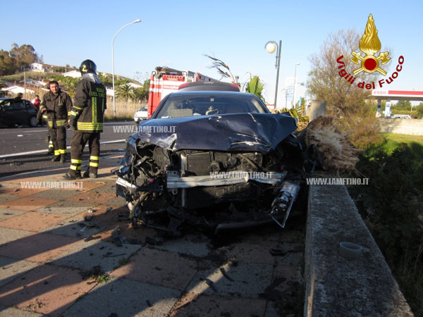Calabria: Incidente stradale, auto contro albero, quattro feriti