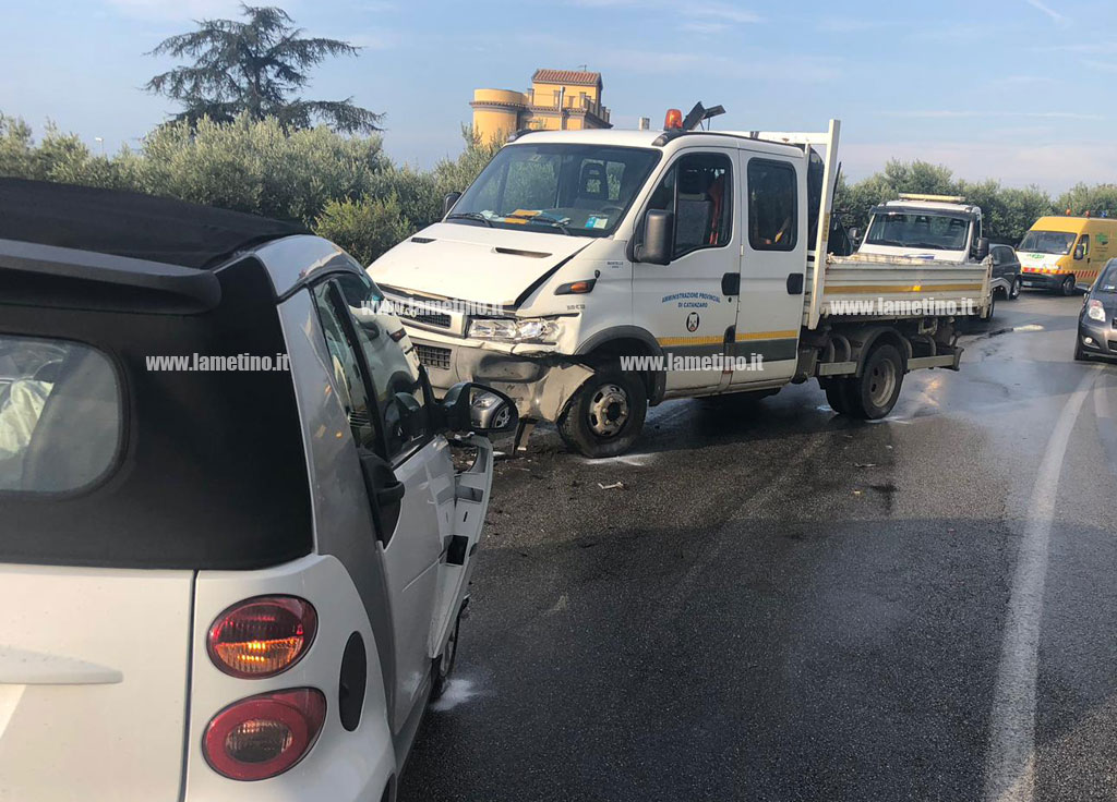 Lamezia: scontro tra Smart e furgone in via Martiri di Nassiriya, tre feriti