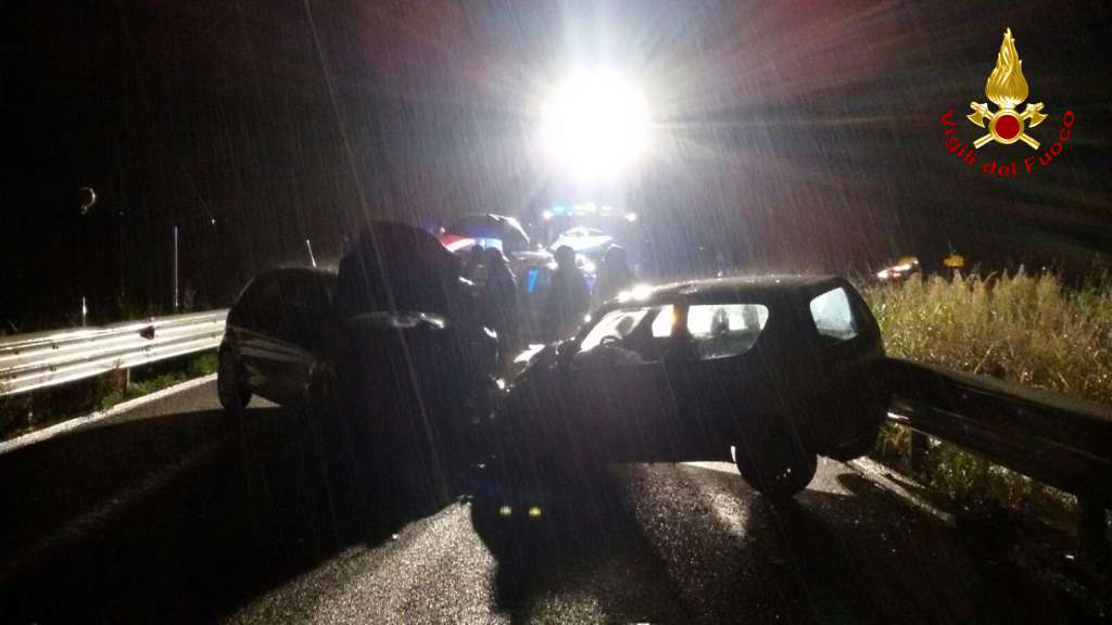 Scontro frontale tra due auto su SS106 a Squillace, due feriti