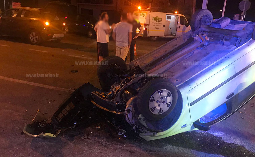 Lamezia: auto si ribalta in uno scontro su via Marconi, tre feriti