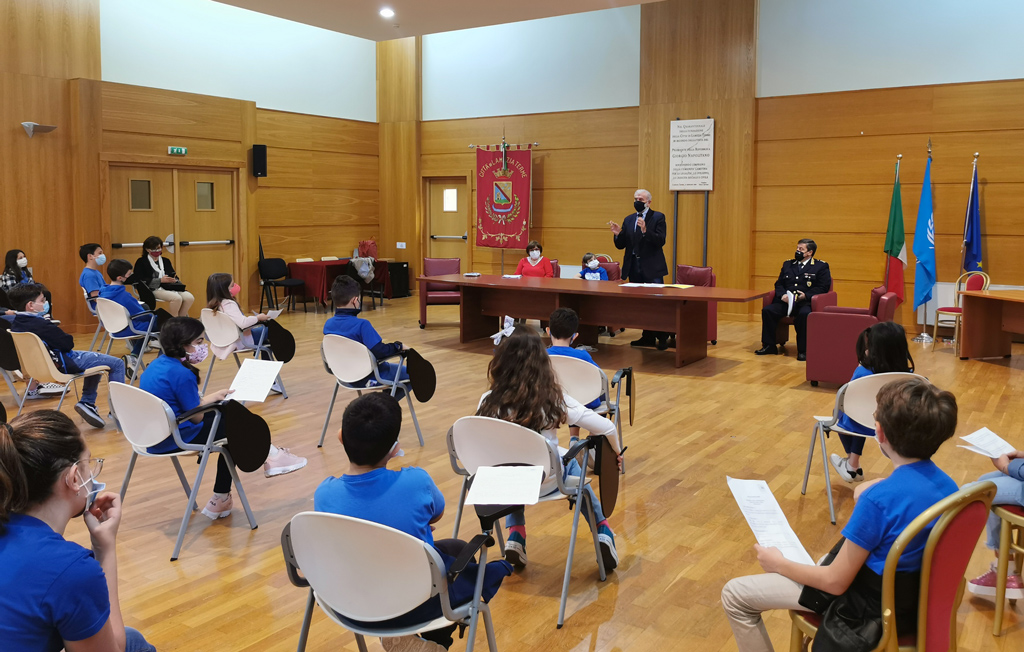 Lamezia, il Consiglio dei bambini dell’Istituto “Perri-Pitagora” incontra il commissario Priolo