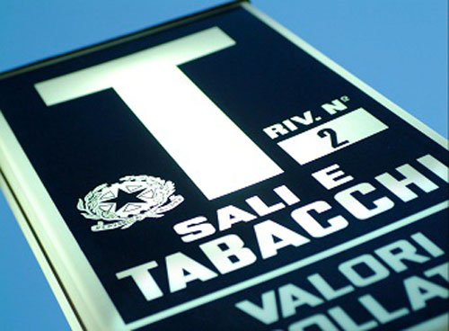 Calabria: Tenta rapina negozio tabacchi, titolare reagisce con bastone