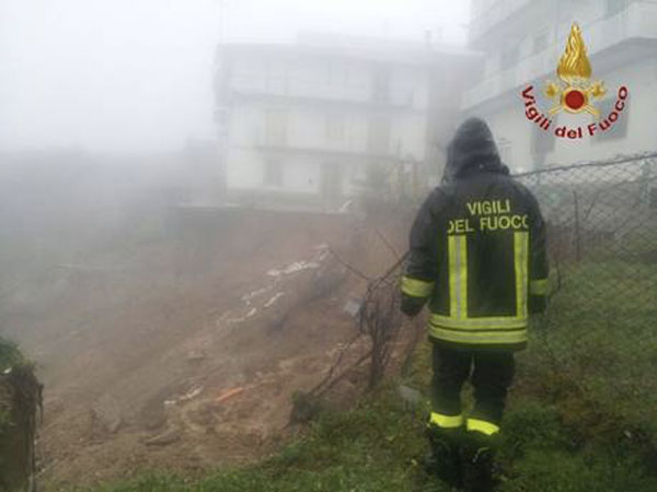Calabria: Maltempo, 21 famiglie evacuate nel crotonese per una frana