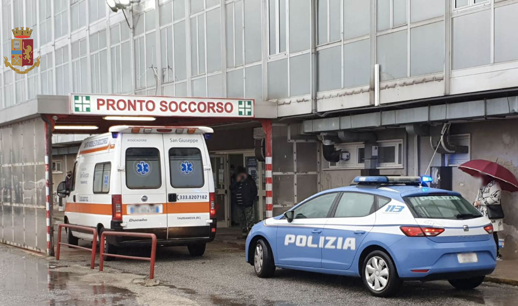 Donna colta da malore in casa scortata da Volanti Commissariato Taurianova in ospedale