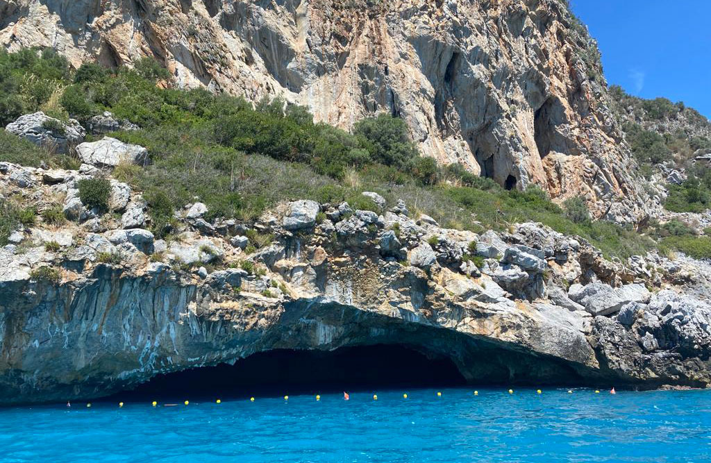 Isola-Dino-Praia-a-Mare-Grotta-Azzurra-gavitelli_b8b47.jpg