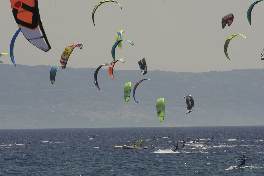 Europeo Kitesurf a Gizzeria: conclusa prima giornata qualificazioni, leadership ad inglese Bridge e francese Newland