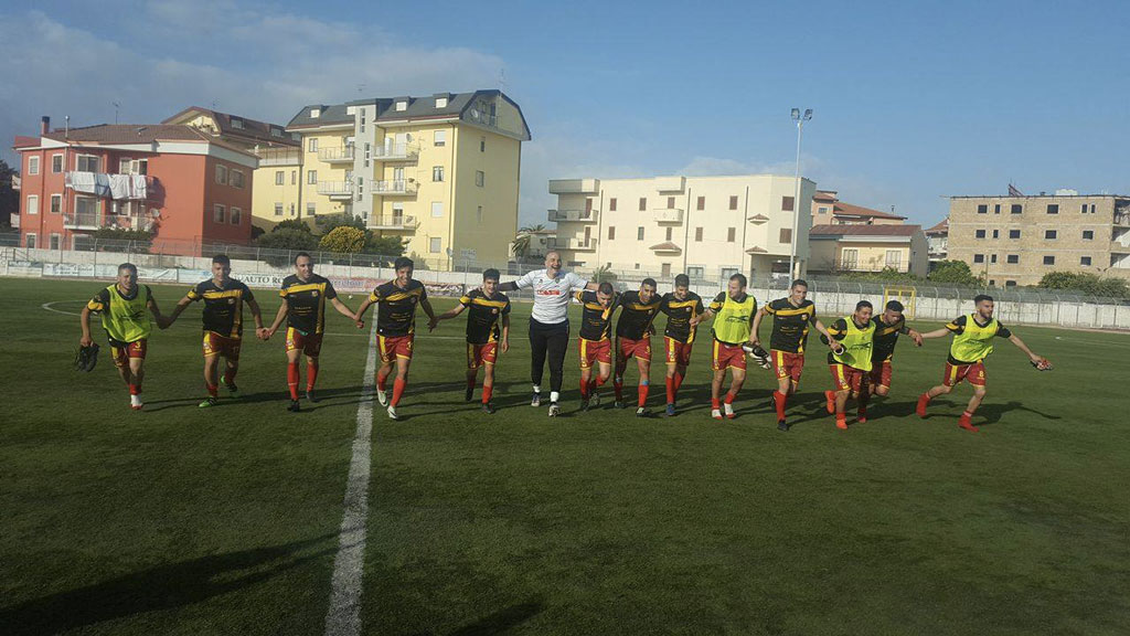 LAtletico-Maida-a-fine-gara-mentre-saluta-i-propri--tifosi.jpg